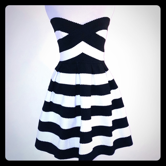 Sans Souci Dresses & Skirts - Black & White sweetheart Dress size:Small🖤